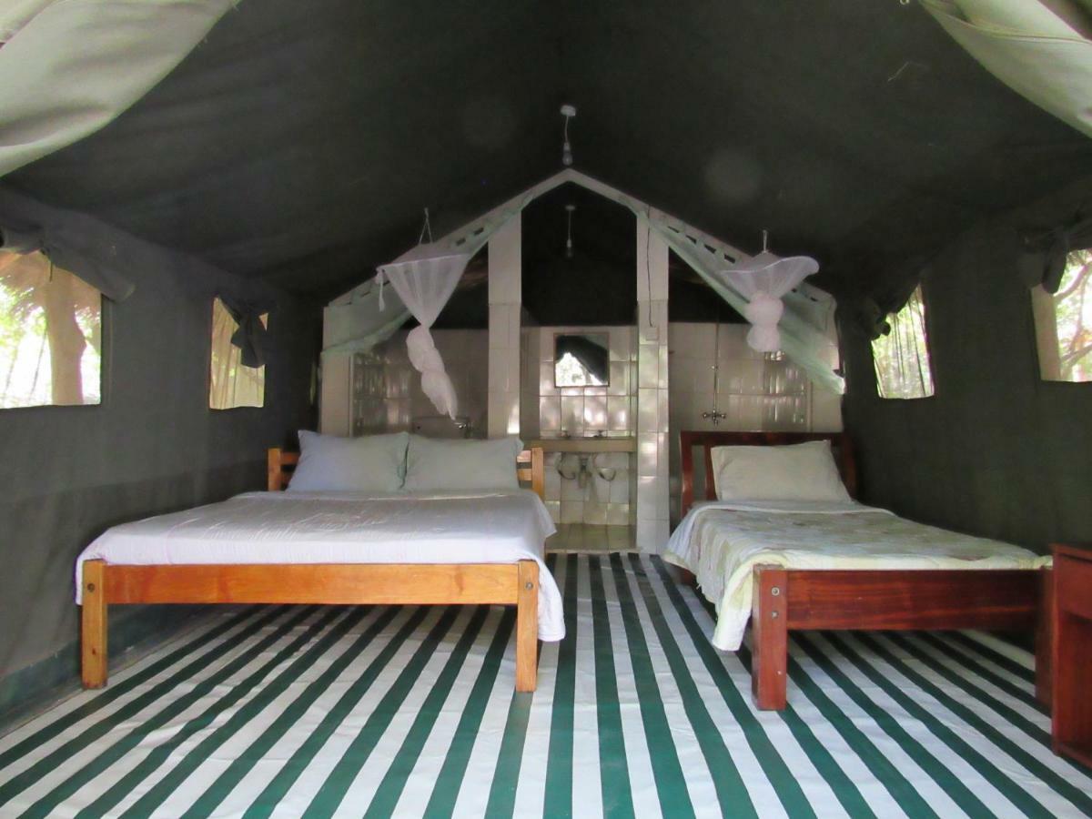 ホテル Enchoro Wildlife Camp Ololaimutiek エクステリア 写真